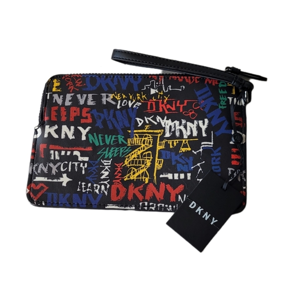 Dkny Handbags - NWT Dkny Wristlet ❤️